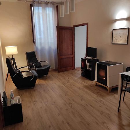 شقة La Casa Nella Piazzetta تْشيتّا دي كاستيلّو الغرفة الصورة